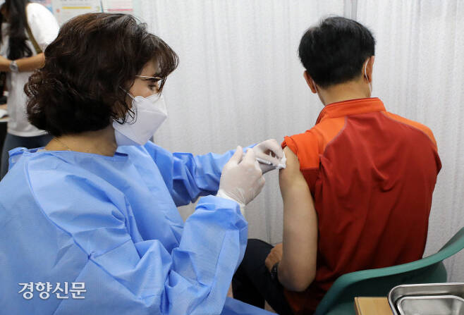 백신 맞는 시민 코로나19 백신 4차 접종이 50대로 확대된 18일 서울 종로구보건소에서 한 시민이 백신을 맞고 있다. 김창길 기자