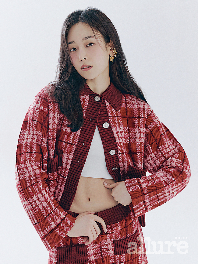 Actor Seo Hyun-jin has a new look in the picture.Seo Hyun-jin has covered the August issue of Allure Korea, a fashion lifestyle magazine.Seo Hyun-jin, who was released on July 18th, is lyrical and fashionable. The styling with unique deep eyes and coloredness has created a unique atmosphere with a subtle harmony.In an interview with the picture, he continued the story of the drama Why is it Oh Soo Jae which is currently on air and the various and honest story about his current situation.Im told that praise sounds like a whisper and criticism sounds like Thunder; Im not always sure I can do well, and I just want to do well.I think I want to do better is the driving force. On the other hand, he meets viewers every week with SBS gilt drama Why is it Oh Soo Jae, and he is well received by the fact that he is a strong and cool but has a wound inside.