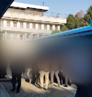 ▲ 18일 통일부가 2019년 당시 살해 혐의를 받은 북한 어민을 판문점으로 송환할 때 촬영한 영상을 공개했다. ⓒ통일부