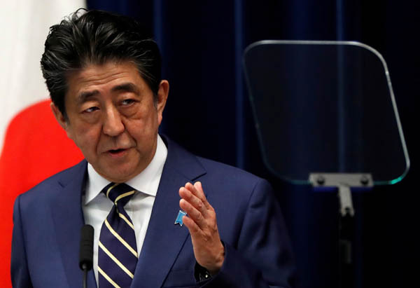 아베 신조 전 일본 총리가 2020년 3월 28일 일본 도쿄 관저에서 기자회견을 하는 모습 / 로이터=연합뉴스