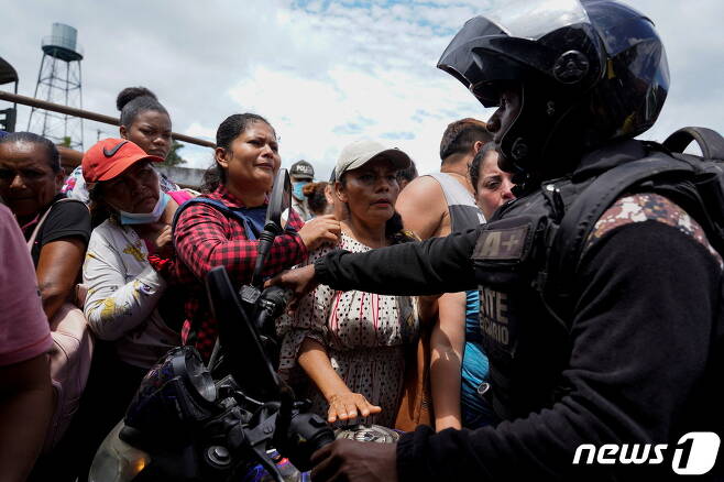 에콰도르의 한 교도소에서 폭동이 일면서 수백명이 탈출했고 그 가운데 43명이 사망했다. © 로이터=뉴스1 © News1 이서영 기자