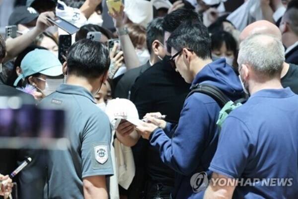 팬들에게 사인을 해주는 손흥민. ⓒ스포츠코리아