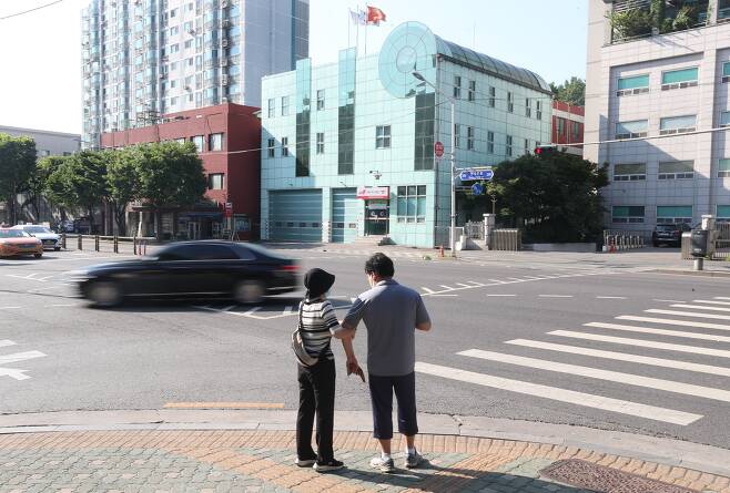 세상은 아들에게 여전히 정글: 2022년 5월 27일 오후 서울 성동구의 한 횡단보도 앞에서 김남연(55)씨가 발달장애를 갖고있는 아들 이윤호(24)씨의 팔을 꽉 잡고 있다. 자폐성 장애인은 신호등에 대한 인식 부족으로 빨간 보행 신호등에도 길로 뛰어들 위험을 갖고 살아간다. / 장련성 기자
