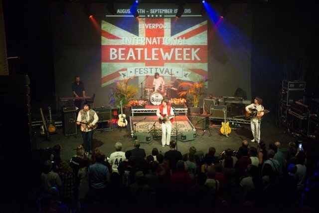 2015년 열린 비틀위크에서 비틀스 트리뷰트 밴드가 공연을 하고 있다. 이들이 공연하는 장소는 비틀스가 데뷔한 영국 리버풀의 캐번클럽이다. 인터내셔널 비틀위크 제공