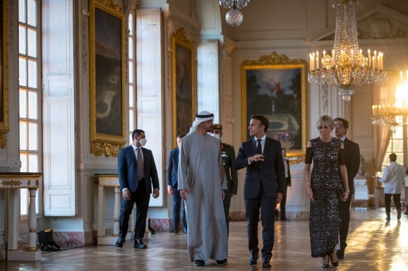 18일(현지시간) 프랑스를 방문한 셰이크 무함마드 빈 자예드 알 나흐얀 UAE 대통령(앞줄 왼쪽)이 에마뉘엘 마크롱 프랑스 대통령 부부의 안내로 베르사유궁의 화려한 내부를 둘러보고 있다. 베르사유=EPA연합뉴스
