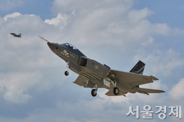 국산 전투기 KF-21 보라매 시제 1호기가 19일 오후 경남 사천 공군 제3훈련비행단 활주로를 이륙하며 성공적인 첫 비행시험에 나서고 있다. 사진제공=방사청