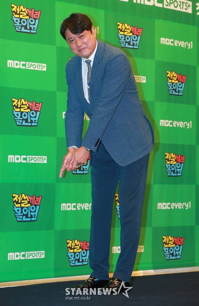 전 농구감독 문경은이 19일 오전 서울 상암동 스탠포드 호텔에서 진행된 MBC에브리원 예능 '전설끼리 홀인원' 제작발표회에 참석해 포즈를 취하고 있다. 축구와 농구 레전드 스타들이 펼치는 골프 대결을 통해 스포츠의 짜릿함과 예능의 유쾌함을 동시에 만끽할 수 있는 프로그램 '전설끼리 홀인원'은 오늘(19일) 첫 방송된다. /2022.07.19 /사진=이동훈 기자 photoguy@