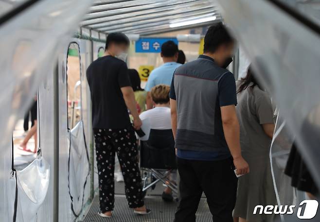 20일 오전 부산 부산진구보건소 선별진료소에 검사 희망자들이 대기하고 있다.2022.7.20/© 뉴스1 노경민 기자