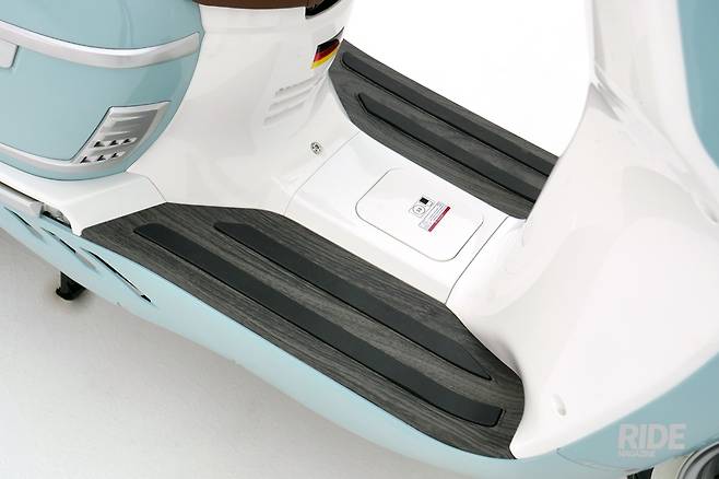 고무판을 덧대 비오는 날 미끄러짐을 방지했다