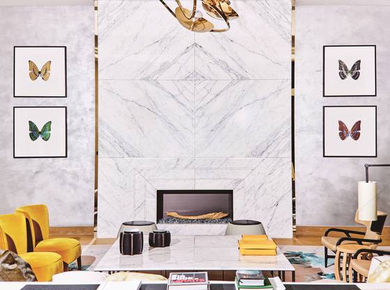 거실 공간에 걸린 데미안 허스트의 작품 '나비'