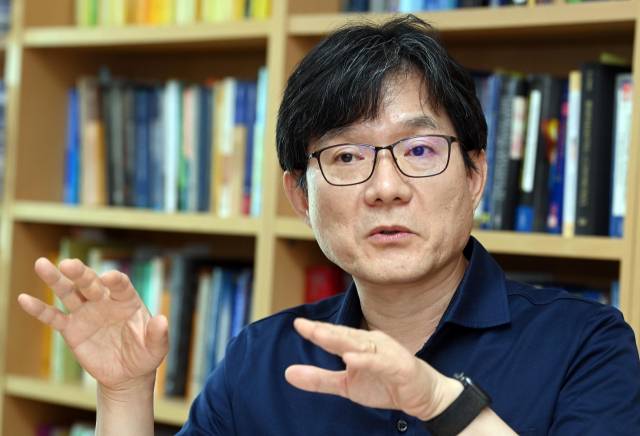 차기 한국경제학회장으로 내정된 황윤재 서울대 경제학부 석좌교수가 20일 서울경제와의 인터뷰에서 "지금은 정책 신뢰 제고와 고통 분담을 통해 경제 위기의 태풍을 뚫고 나가야 한다"며 "정치 지도자의 일관된 메시지와 설득의 리더십이 절실하다"고 말하고 있다. 이호재 기자