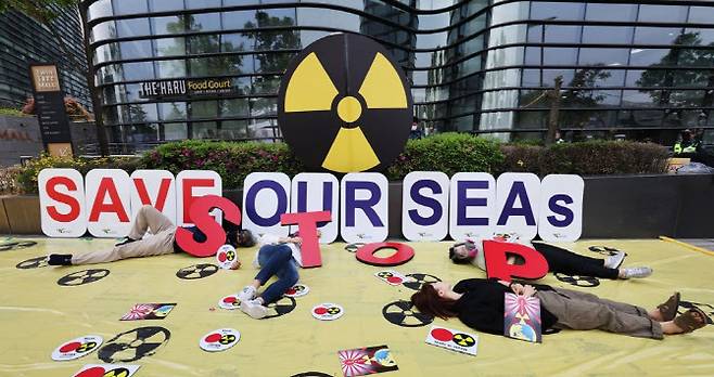 지난 5월 20일 오전 서울 종로구 일본대사관 앞에서 환경보건시민센터 등 환경단체 회원들이 일본 후쿠시마 방사능 오염수 바다 방류 승인한 일본 원자력규제위원회를 규탄하는 퍼포먼스를 하고 있다.(사진=연합뉴스)