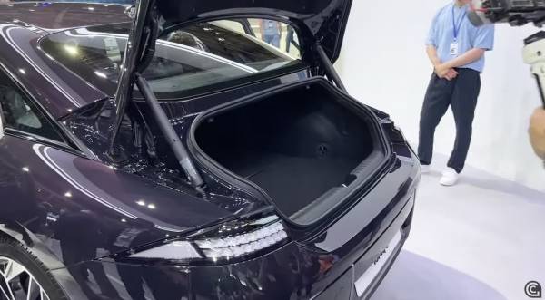 아이오닉 6 트렁크 입구...크기가 작아 큰 짐을 수납하기엔 어렵다