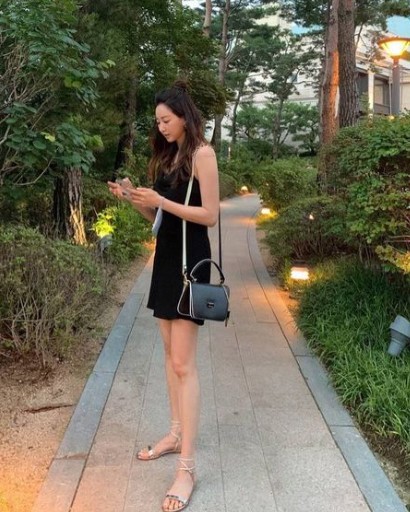 Actor Kim Sa-rang showed off his vampire beauty.Kim Sa-rang posted a picture on his 23rd day with his article I am affectionate these days through his instagram.The photo shows Kim Sa-rang posing outdoors in a black sleeveless dress, and even though he is wearing heelless sandals, his slender eight-body body and perfect legs are admiring.Especially, the age of the mid-40s is unbelievable, and the beauty of the vampire of the past catches the eye.Meanwhile, Kim Sa-rang has a break since the TV ship Revenge last year.