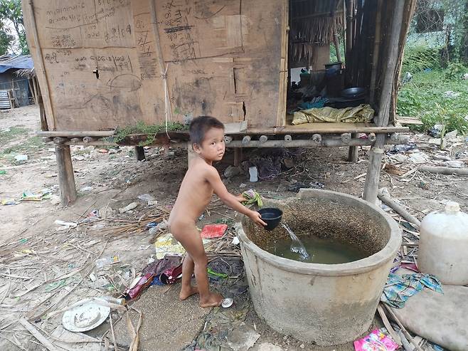 미얀마 최대 도시 양곤에 있는 빈민가의 가옥과 어린이. 2022.6.20. (양곤=연합뉴스) 이정호 통신원