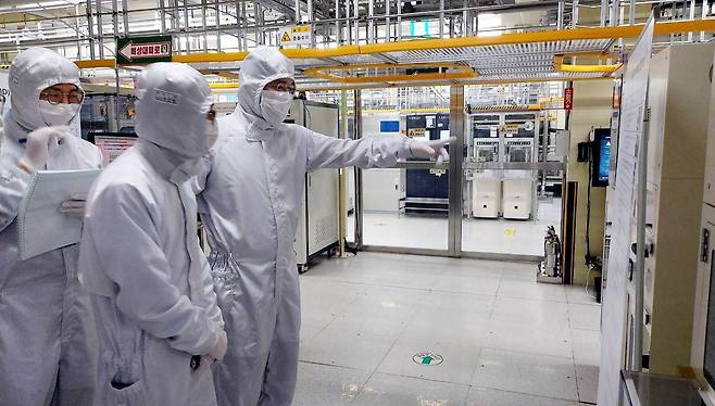 이재용 삼성전자 부회장이 지난 2020년 충남 온양사업장을 찾아 반도체 패키징 라인을 살펴보는 모습. /뉴스1