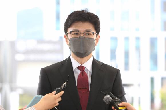 한동훈 법무부 장관이 14일 오후 서울 서초구 대법원에서 열린 대법관후보 추천위원회에 참석하며 취재진의 질문에 답하고 있다. 이날 추천위는 회의 종료 직후 제청대상 후보자의 명단을 공개하고, 김명수 대법원장이 이들 중 한 명을 선택해 임명을 제청하면 윤석열 대통령이 대법관으로 임명하게 된다. 2022.07.14 사진공동취재단