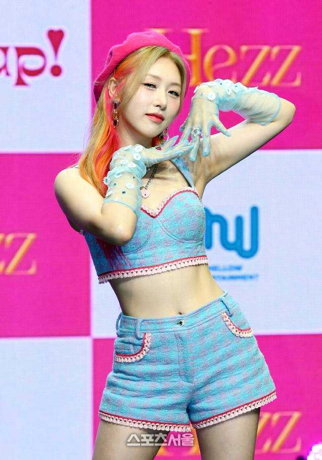 가수 헤즈(Hezz, 홍의진)가 26일 오후 서울 강남구 일지아트홀에서 진행된 싱글 앨범 ‘츄릅!(Churup!)’ 발표 기념 쇼케이스에서 취재진을 향해 포즈를 취하고 있다. 2014년 그룹 소나무로 데뷔한 Hezz는 2017년 서바이벌 프로그램 ‘아이돌 리부팅 프로젝트 더 유닛’에서 여자 1위를 하며 프로젝트 그룹 유니티의 센터로 활동하다 지난 3월 솔로로 데뷔해 활동을 이어가고 있다. 2022. 7. 26. 박진업기자 upandup@sportsseoul.com