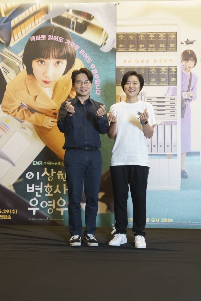 26일 서울시 마포구 스탠포드호텔코리아에서 진행된 ENA채널 수목드라마 '이상한 변호사 우영우' 기자간담회에 유인식 감독과 문지원 작가가 참석했다. / 사진=ENA 제공