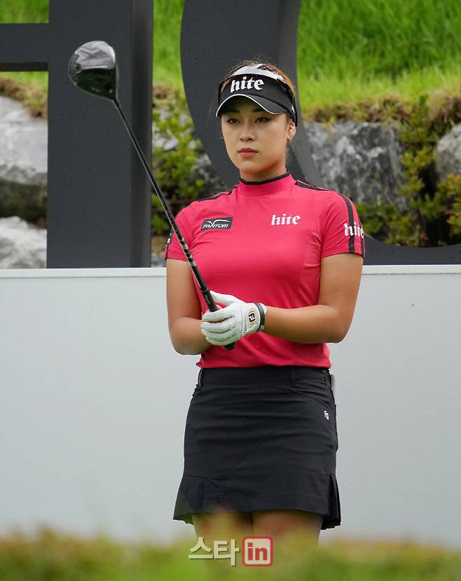 윤이나가 지난 24일 경기도 이천시 H1 클럽에서 열린 KLPGA 투어 호반 서울신문 위민스 클래식 3라운드에서 티샷을 준비하고 있다. (사진=이데일리 골프in 조원범 기자)