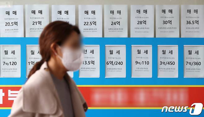 서울의 한 공인중개사무소에 아파트 매매를 비롯한 전·월세 매물 시세표가 붙어 있다. 2022.3.16/뉴스1 © News1 민경석 기자