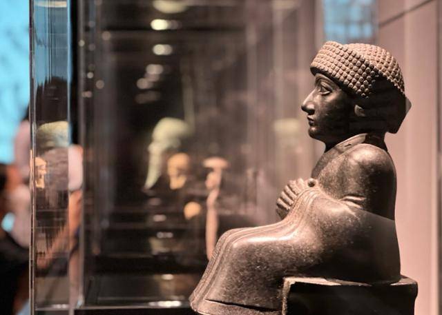 25일 서울 용산구 국립중앙박물관에서 관람객들이 통치자를 형상화한 조각 등 메소포타미아 유물을 살펴보고 있다. 김민호 기자