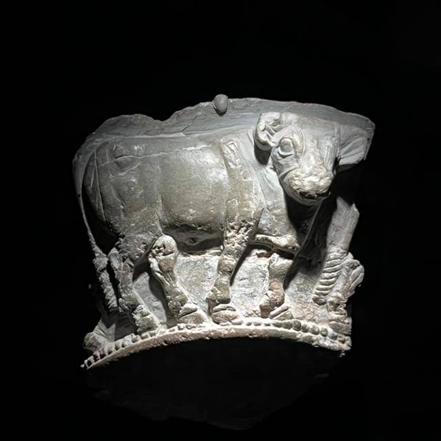 기원전 약 3,300~2,900년 전 만들어진 동석으로 만든 그릇의 조각으로 황소를 형상화했다. 이런 모양의 그릇은 주로 신성한 장소에 봉헌됐다. 김민호 기자