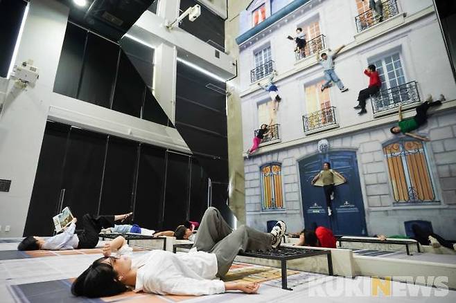 프랑스어로 '건물'을 뜻하는 바티망은 실제 건물의 형태로 제작된 파사드와 초대형 거울로 구성된 관람객 체험형 작품이다.