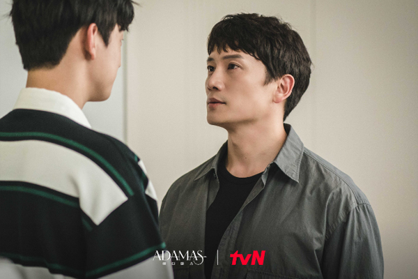Its Actor Ji Sung, who believes in it. Plus, its a one-man, two-man.The TVN drama adamas raises expectations just by the fact that Ji Sung challenges two twins, Hausin and Song Soo-hyun.This is because the trust of Actor, who chewed on the character and made viewers immerse themselves in each work, is so great.The story is not very fresh, but it is not bad.It is the story of Hausin and Song Soo-hyun, who learned that their father was murdered 20 years ago and the criminal confessed to himself and went to prison, but that it was all Falsify, and the twin brothers of Song Soo-hyun dig into the truth of that time together.There is a tightness in tracking the truth related to the death of the father, and the story of confronting the power of the Falsify, and the possibility of reversal of the story of the twin setting of hausin and Song Soo Hyun raises expectations.Here, the cooperation with such figures as Eun Hye-soo (Seo Ji-hye), who invited Hausin to the mansion of the Haesong Group, and Choi (Heo Sung-tae), who is decorating some sort of work with undercover at the mansion, will be interestingly unfolded, and a fierce confrontation with Lee (Oh Dae-hwan), who handles all the dirty work behind the scenes, is foreseen.It is a work with the narrative of Genre Animals which is attractive enough.However, viewers who watched this expectation in <adamas> lamented at the moment when Lee Gyeung-young, who plays the role of Kwon, appeared in the first episode.He has appeared in too many works in recent years, and his role in the works is mostly confused by the president or the one-powered person.Lee Gyeung-young became an actor who was responsible for the role of being portrayed as a symbol of a villain, It, and a dirty power.In SBS <Again My Life>, Joe Tae-seops One was a politician who was a politician who was at his disposal, and Han Sung-bum of <Why Oh Soo-jae> was Chaebol chairman who worked with law firms and politicians to build illegal goods.In addition, Dr. Royer was the chairman of the foundation and the chief of the hospital, who was also a murderer for profit.Even Why Oh Soo-jae and Doctor even overlapped the timing of the show, further maximizing fatigue in Lee Gyeung-youngs appearances as too many villains.But as soon as the works were finished, Lee Gyeung-young, who played another similar villain in Adamas, appeared, and the audiences sigh would come out.Is that what Actor is not for us?This is not the question of whether Lee Gyeung-young is good at making an Acting or not.It is a fatigue caused by frequent consumption in a role that is too similar, and it is a discontent that can not be missed as a viewer.Why did these Choices come together at once?Even if the shooting time was different and the production team asked for it, Lee Gyeung-young should have been somewhat restrained.Like Lee Gyeung-young, there are some villains, mainly villains, but also a completely different acclaimed Actor: Heo Joon-ho is such an Actor.Recently, he appeared with Lee Gyeung-young in Why Oh Soo-jae but in this work, Heo Joon-ho played a leading role in the tension of the whole drama.Anyone who is Acting is not missing, but Heo Joon-hos more villainous is influenced by the appropriate Choices, who are appearing at moderate intervals rather than prolific.