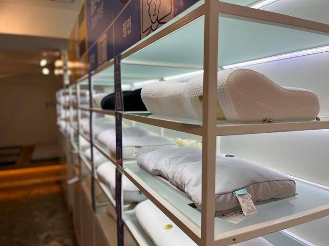 지난 18일 서울 강남구의 한 베개 체험 매장에 베개 20여 종이 진열돼 있다. 이승엽 기자