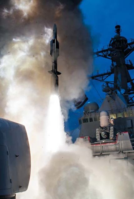 2017년 미국 하와이 인근의 이지스 구축함 존 폴 존스(DDG-53)함이 신형 SM-6 요격 미사일을 발사하고 있다. 이 미사일은 하와이 카우아이섬 미사일 기지에서 시험 발사된 중거리 탄도미사일을 추적해 공중에서 요격하는 데 성공했다. /미 해군