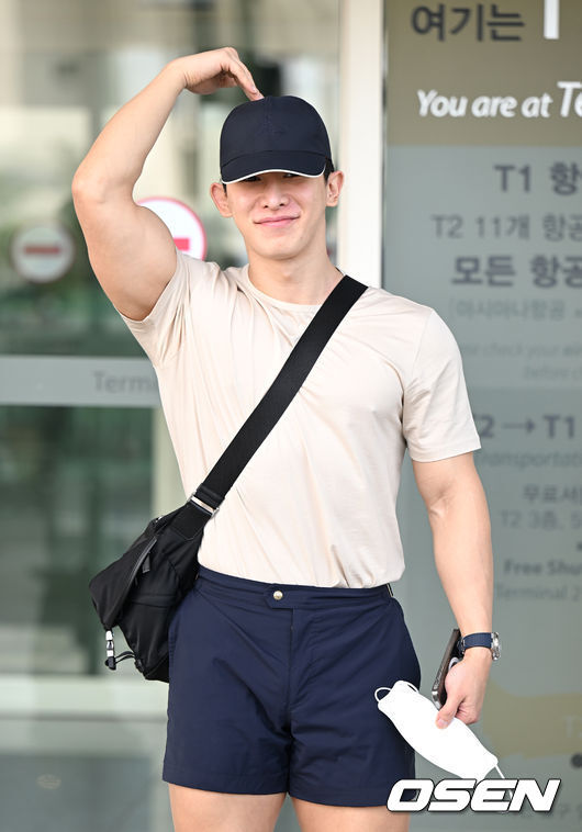On the morning of the first day, singer Wonho left for Japan Tokyo through Incheon International Airport for overseas schedule.Singer Wonho greets as he heads to the departure hall. 2022.08.01