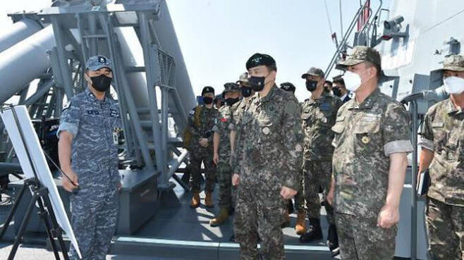 지난달 25일 해군 2함대를 방문해 대비태세를 점검하는 김승겸 합참의장