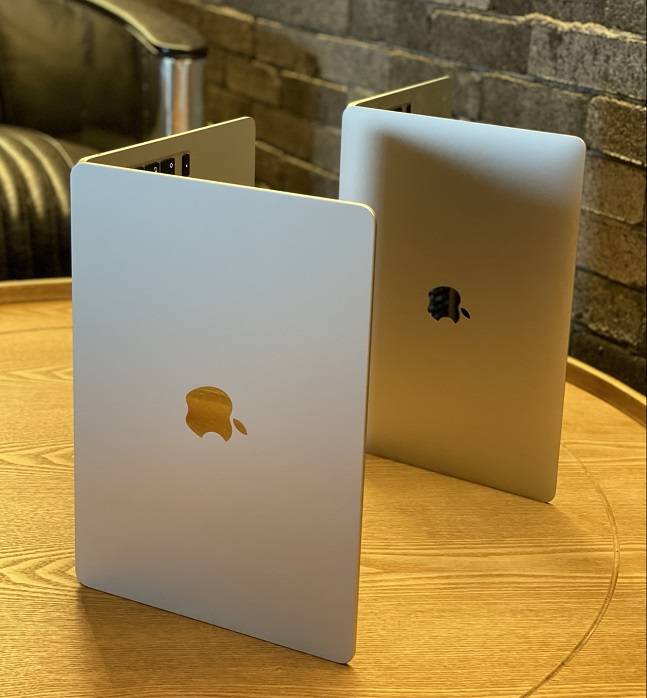 M2 탑재한 맥북 에어 신제품(왼쪽)과 지난 2020년 출시한 맥북 에어 구형 /사진=백유진 기자 byj@