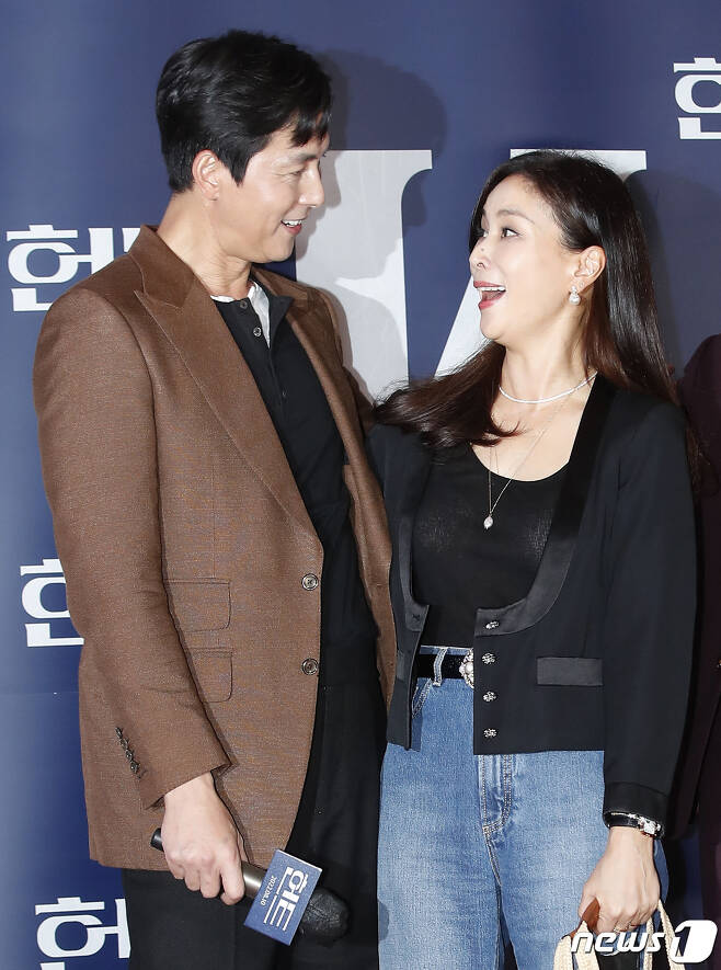 Seoul=) = Actor Ko So-young was impressed with the same goddess visuals as Leeds.Ko So-young attended the VIP premiere of the film Hunt (HUNT) (director Lee Jung-jae) at Megabox COEX in Gangnam-gu, Seoul on the afternoon of the 2nd.On this day, Ko So-young stylized his denim pants on his black tuxedo jacket as a whole girl, and showed a formal yet sensual movie theater fashion.In particular, he caught his eye with beauty while Age, 51, was unbelievable.The VIP premiere was attended by Hunt protagonist Jung Woo-sung and Lee Jung-jae standing in the photo wall.Jung Woo-sung welcomed him with a warm smile on the appearance of Ko So-young.Ko So-young also cheered on Jung Woo-sung, who met for a long time.Ko So-young and Jung Woo-sung were in love with the movie Bit released in 1997.The two have been in good relationship with each other even after 25 years.Meanwhile, Ko So-young has one male and one female in 2010 with Jang Dong-gun and marriage, and he is currently reviewing his next work.
