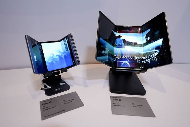 삼성디스플레이가 올해 1월 열린 CES 2022에서 안쪽으로 두 번 접히는 멀티 폴더블(접히는) OLED 디스플레이 '플렉스 G'를 전시한 모습. /삼성디스플레이 제공