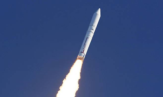 위 사진은 기사와 직접 관련이 없습니다. 사진은 일본의 고체 연료 소형 로켓 엡실론 5호. 우치노우라=교도연합뉴스