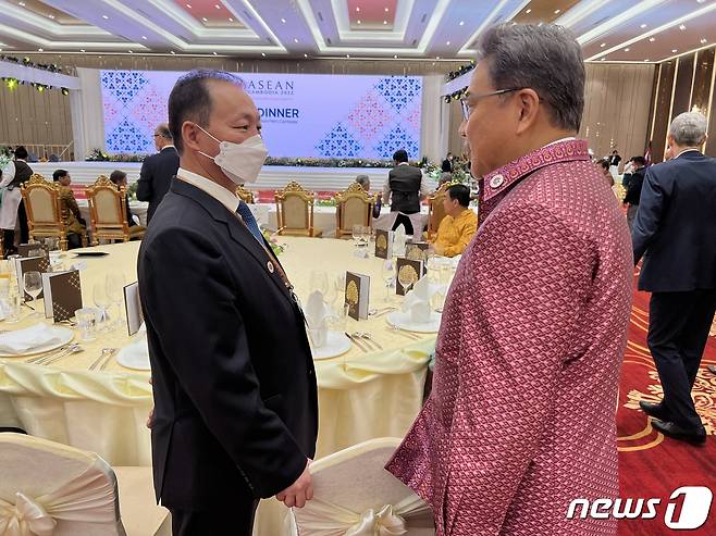 박진 외교부 장관과 안광일 북한 주아세안대표부 대사 겸 주인도네시아 대사가 4일(현지시간) 캄보디아 프놈펜 츠로이 창바 컨벤션센터(CICC)에서 열린 환영 만찬에서 얘기를 나누고 있다.(외교부 제공)ⓒ뉴스1