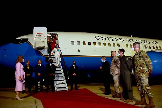 낸시 펠로시 미국 연방하원의장이 지난 3일 경기 평택시에 위치한 오산 미 공군기지를 통해 입국하고 있다./주한미국대사관 트위터