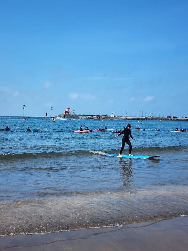 제주 이호테우 해수욕장에서 서핑을 즐기는 사람들. 허윤희 기자