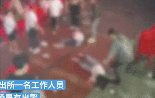 지난 6월 10일 중국 허베이성 탕산시 한 고깃집에선 남성 9명이 여성 1명을 집단 폭행했다./사진=웨이보