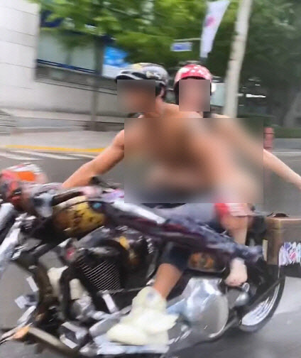 서울 강남 일대에서 신체를 노출한 채 라이딩을 즐긴 유튜버 B씨와 인플루언서 여성 A씨. (사진=인스타그램 캡처)