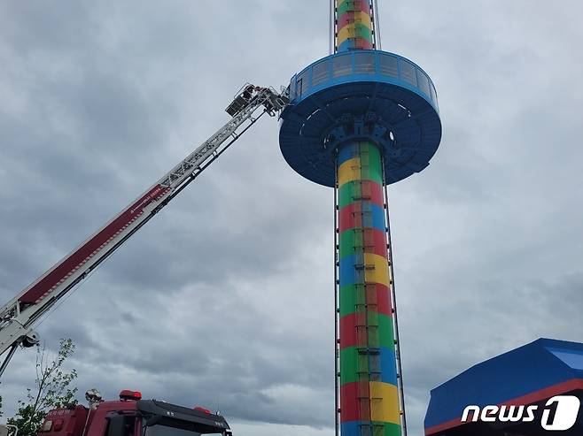지난달 21일 오후 1시 13분쯤 강원 춘천에 위치한 레고랜드 '타워전망대' 놀이기구가 멈추는 사고가 발생해 소방당국이 탑승객을 구조하고 있다. 뉴스1