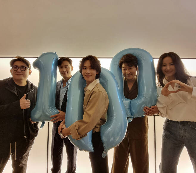 '비상선언' 100만 기념 인증샷 ⓒ 뉴스1