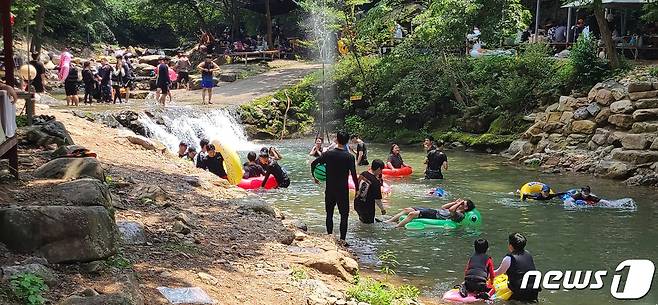 6일 전북 완주 동상계곡에서 피서객들이 물놀이를 즐기고 있다.2022.8.6/ⓒ 뉴스1