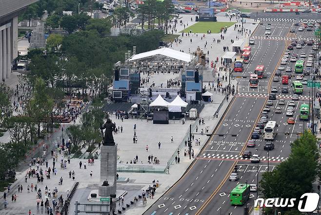 서울 광화문광장이 개장한 6일 시민들이 시민들이 광장을 걸으며 주말을 만끽하고 있다. 2022.8.6/뉴스1 ⓒ News1 이동해 기자