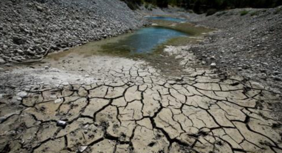 가뭄으로 인해 바닥이 갈라진 프랑스 르브록 호수의 모습. 사진=로이터, 연합뉴스