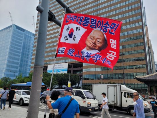 6일 개장된 서울 광화문광장에서 일부 시민단체들은 '멸공' 등 구호가 적힌 깃발을 들고 다니며 서명운동 등을 진행했다. 사진=공병선 기자 mydillon@
