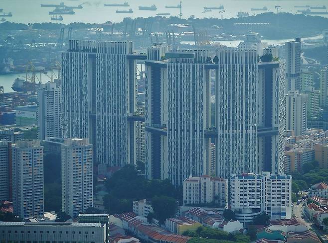 오세훈 서울시장이 최근  방문한  싱가포르 '피나클 앳 덕스톤' . 세련된 디자인으로 공공주택도 랜드마크가 될 수 있다는  것을 보여주었다. /싱가포르  HDB  홈페이지