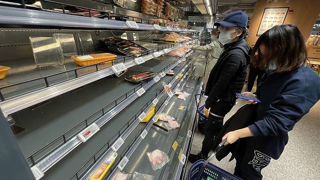 중국 상하이시의 한 정육 코너. 돼지고기값이 오르면서 '인플레이션 안전지대'였던 중국의 물가도 소폭 올랐다. /연합뉴스